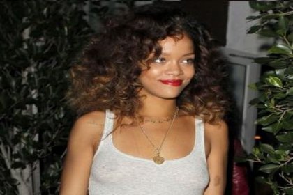 Rihanna yine sütyensiz