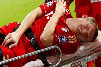 Schweinsteiger bir ay daha yok