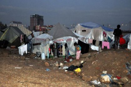 Suriyeliler çöplük alana kurdukları çadırlarda yaşıyor