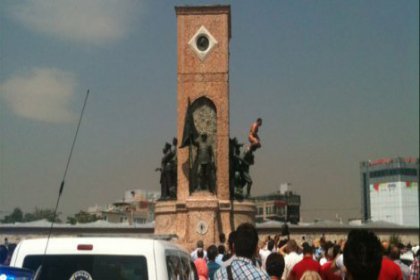 Taksim Meydanı'nda çıplak eylemci!