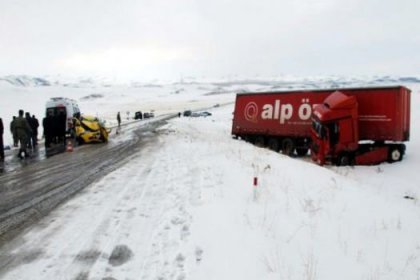 TIR'ın altında kaldılar: 5 ölü