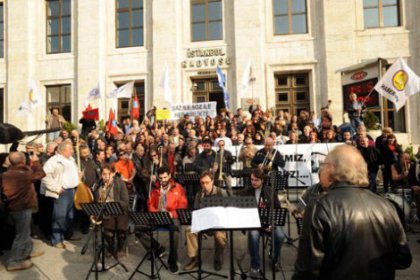 TRT çalışanlarından sazlı sözlü protesto