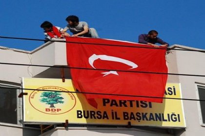 Türk Bayrağı asan 2 kişi tutuklandı