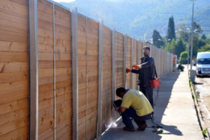 Yıkılan paravan bir gecede yeniden dikildi