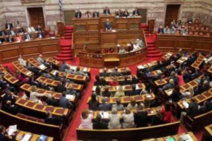 Yunanistan kamuda kesintiye gidiyor