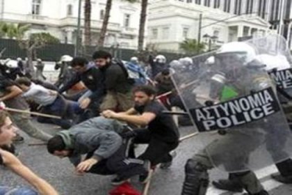 Yunanistan'da polis, 17 Kasım göstericilerine müdahale etti