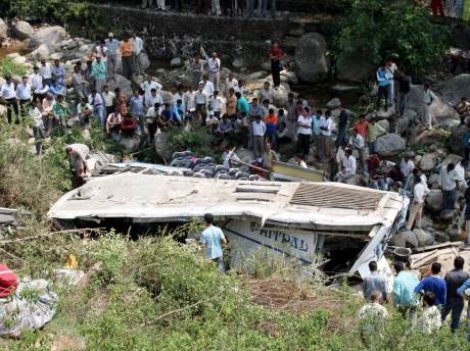 Askerleri taşıyan otobüs uçuruma yuvarlandı: 24 ölü