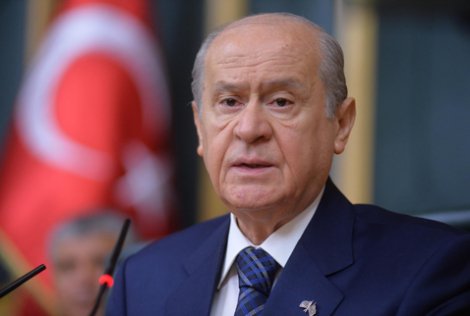 Bahçeli, Kürtçe afiş için topa girdi!