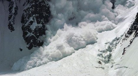 Çığ altında kalanlara ulaşılamadı