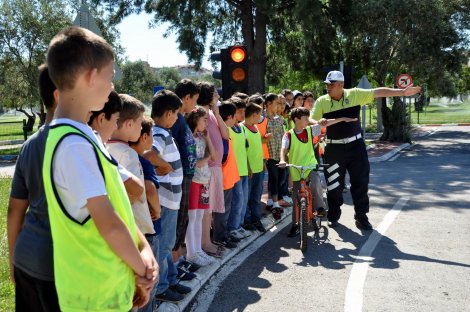 Çocuklara okulunda trafik eğitimi