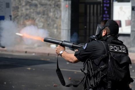 Gaz bombasıyla evi yanan vatandaşa: Eylem varken balkona niye çıktın!