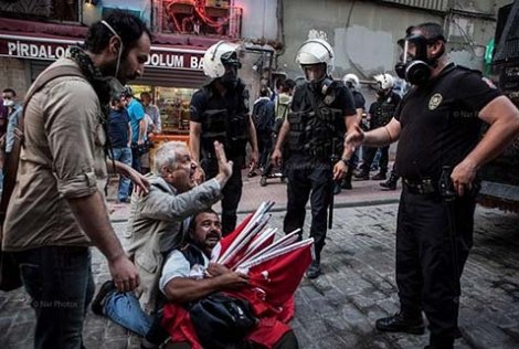 Gezi'de tutuklanan bayrak satıcısı hakim karşısında