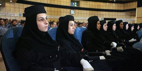 İran'da kadınların aday olması iptal