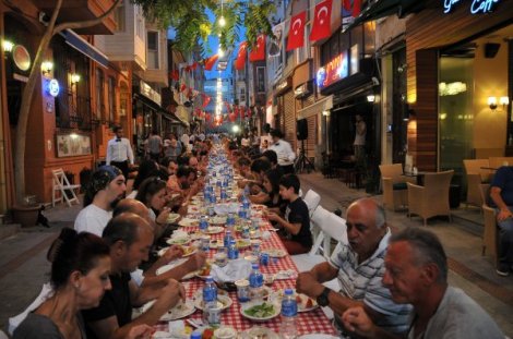 Kadıköy Tarihi Çarşı'da iftar