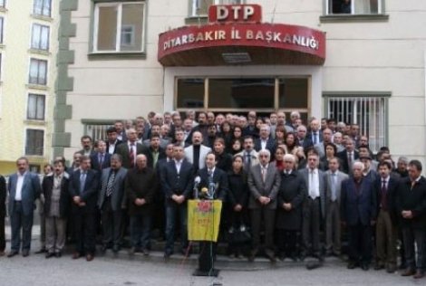 Kapatılan DTP'nin 98 belediye başkanına beraat