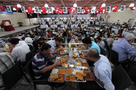 Karşıyaka'da ilk iftar