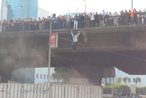 Kurşunlardan kaçmak için köprüden aşağı atladılar