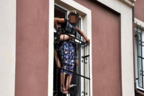Sığınma evinden kaçmak isteyen kız çocuğu pencerede sıkıştı