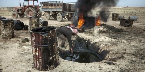 'Suriyeli muhalifler Türkiye'ye kaçak ham petrol satıyor'