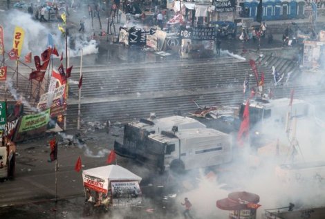 Taksim'de polisten gazlı müdahale!