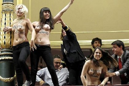 3 Femen eylemcisi İspanyol meclisini bastı