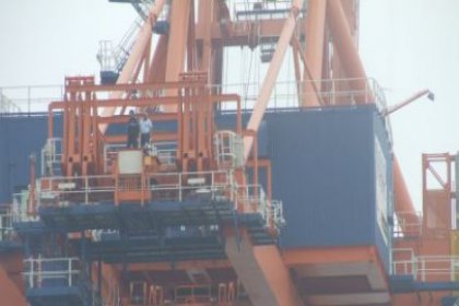 ﻿Direnişte olan Mersin Liman İşçilerine gazlı saldırı: 14 gözaltı