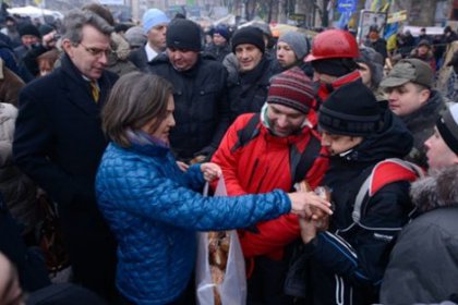 ABD'den Ukraynalı protestoculara 'ekmek' yardımı