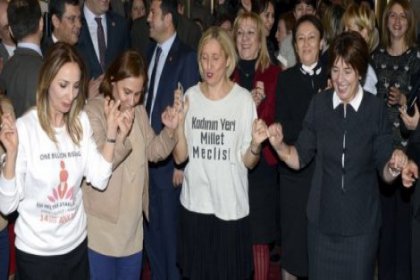 AKP ve CHP'li kadın vekiller 'kadına şiddete karşı' dans etti