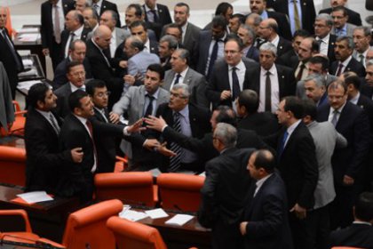 Alkol yasakları görüşülürken Meclis'te arbedeyle çıktı