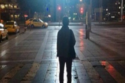 Ankara'da Ethem Sarısülük'ün vurulduğu yerde duran kadın