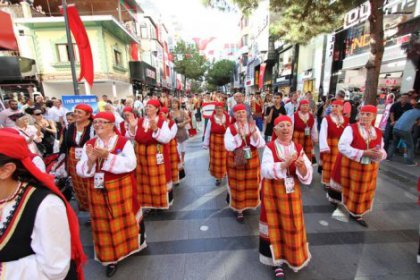 Balkan Ülkeleri Karşıyaka'da ''Barış'' için dans etti