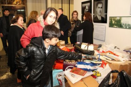 Biletleriyle Değil Kitaplarıyla Geldiler