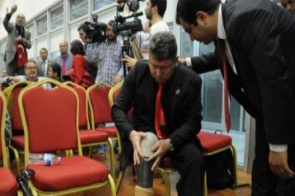 Bursa'daki toplantıda gazi, protez bacağını fırlattı