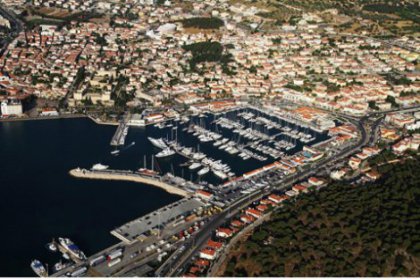 Çeşme'de ağaç dikmeyen eve elektrik ve su bağlanmayacak