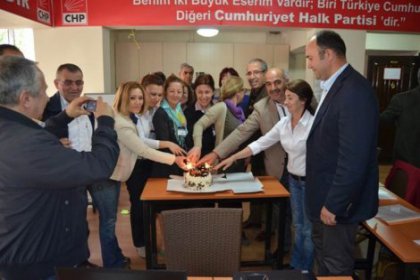 CHP Karabağlar İlçesinde pastalı kutlama