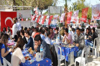 CHP’li Gençler İstanbul Esenler’de halkla buluştu