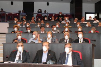 CHP'liler toplantıyı gaz maskesi takarak dinlediler