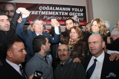 Çiğli'de 1200 kişi CHP'ye geçti