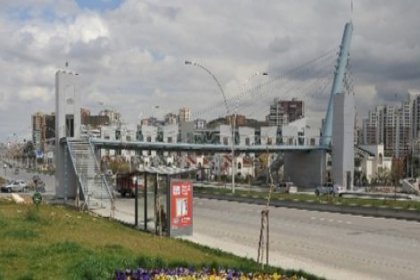 Çocukların üst geçitten attığı taşın isabet ettiği araçtaki bir kişi öldü!