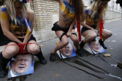 FEMEN Ukrayna Devlet Başkanı'nın suratına işedi