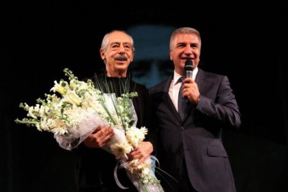 Genco Erkaldan Nazım Hikmet şiirlerine ayakta alkış