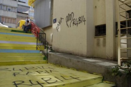 Gökkuşağı merdivenlerine Rabia yazdılar