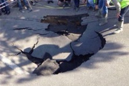 İBB'ye ait yol Etiler'de çöktü