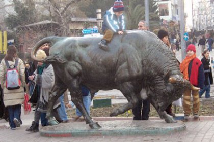 Kadıköy'de şimdi de Boğa Heykeli krizi