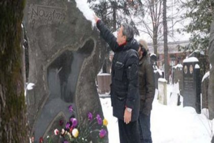 Kadir İnanır, Nazım Hikmet'in mezarını ziyaret etti