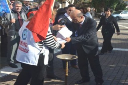 Kamu Çalışanları Bordro Yaktı