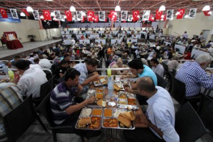 Karşıyaka'da ilk iftar