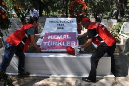 Kemal Türkler mezarı başında anıldı