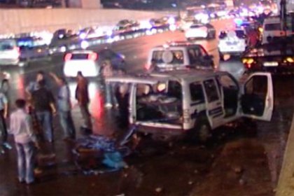 Maltepe'de polis aracına taşlı sopalı saldırı