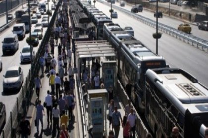 Metrobüs seferleri durdu, E-5 trafiğe kapatıldı